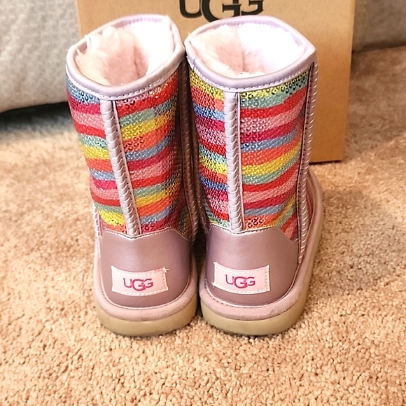 UGG Classic Short Kids Boots - Picture 7 of 12